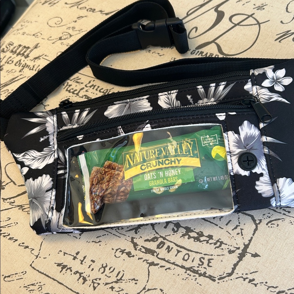 No Boundaries Beach Travel Neoprene Fanny Pack Black/White Tropical Floral